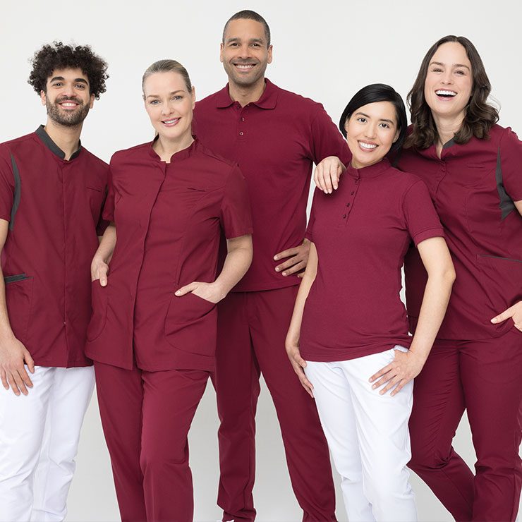 Medizin- und Pflegepersonal trägt die Weitblick CONCEPT Kollektion als Berufsbekleidung. Moderne Kasacks, Pflegehosen, Polos, Blusen.