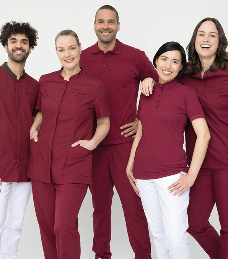 Medizin- und Pflegepersonal trägt die Weitblick CONCEPT Kollektion als Berufsbekleidung. Moderne Kasacks, Pflegehosen, Polos, Blusen.