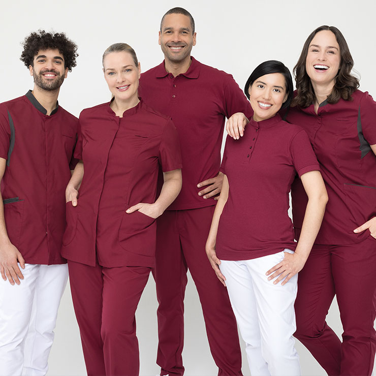 Medizin- und Pflegepersonal trägt die Weitblick CONCEPT Kollektion als Berufsbekleidung. Moderne Kasacks, Pflegehosen, Polos, Blusen.