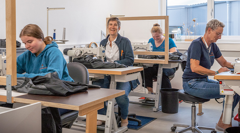 Näherinnen bei individuellen Anpassungen von Berufsbekleidung, Arbeitskleidung