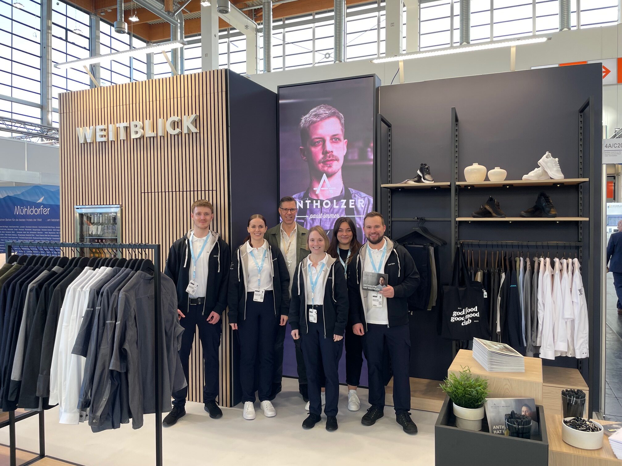 Antholzer und Weitblickteam am Messestand auf der HOGA 2025