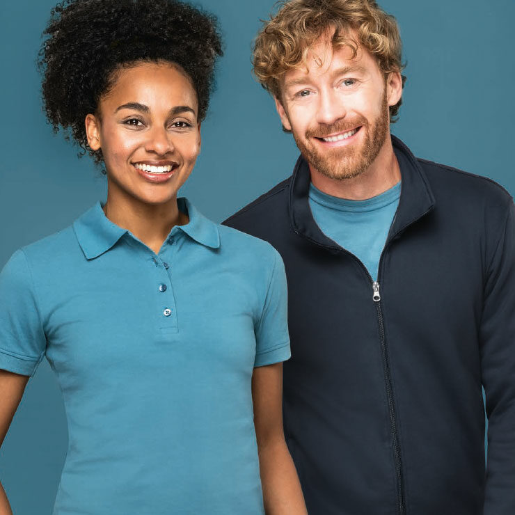 Personal trägt die Weitblick ESSENTIALS Kollektion als Teambekleidung. Moderne Polos, T-Shirts und Jacken.
