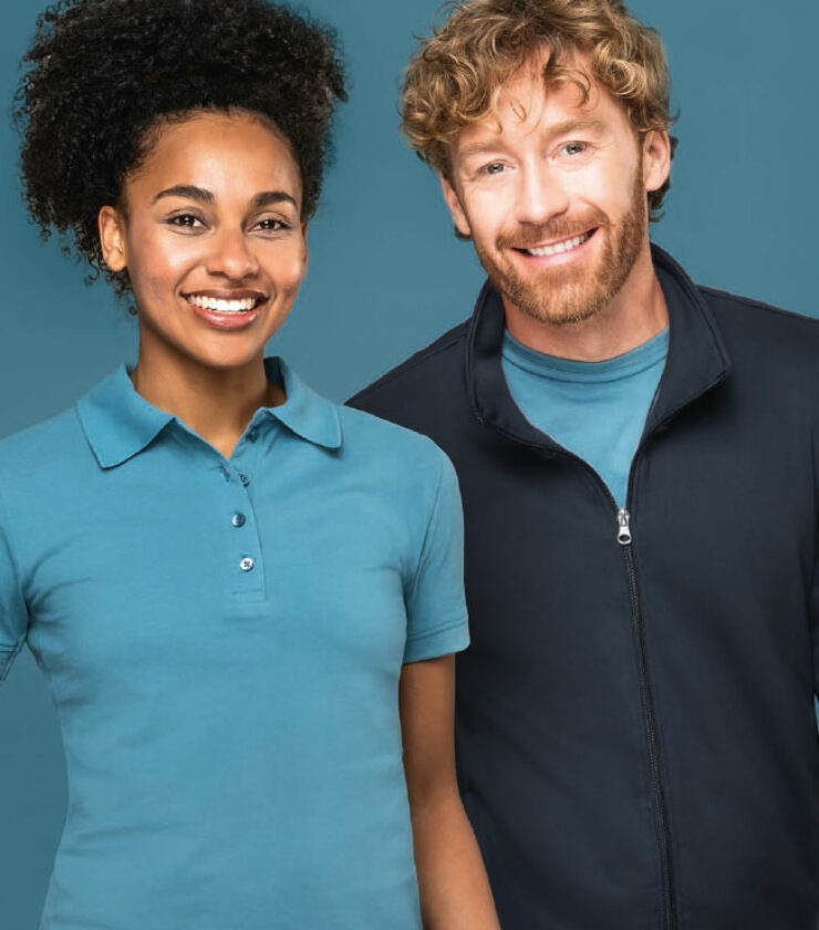 Personal trägt die Weitblick ESSENTIALS Kollektion als Teambekleidung. Moderne Polos, T-Shirts und Jacken.