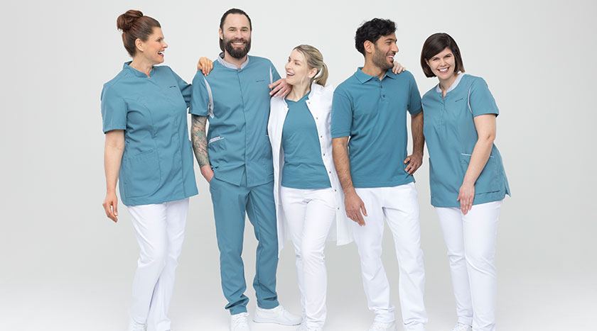 Antholzer Berufsbekleidung für Medizin und Pflege, das Team trägt Kasacks, Polos, Arztkittel und Pflegehosen.
