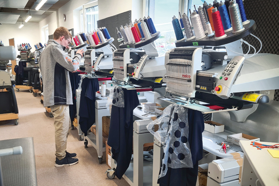ANTHOLZER Textilveredelung mit Stick und Druck auf Arbeitsbekleidung, Teambekleidung, Businessbekleidung