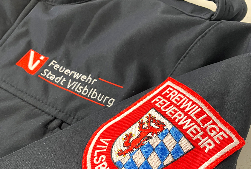 Antholzer Stickerei Vilsbiburg, Bayern, mehrfarbiger Textilstick auf Feuerwehrjacke, Beispiel für Textilstick auf Arbeitsbekleidung