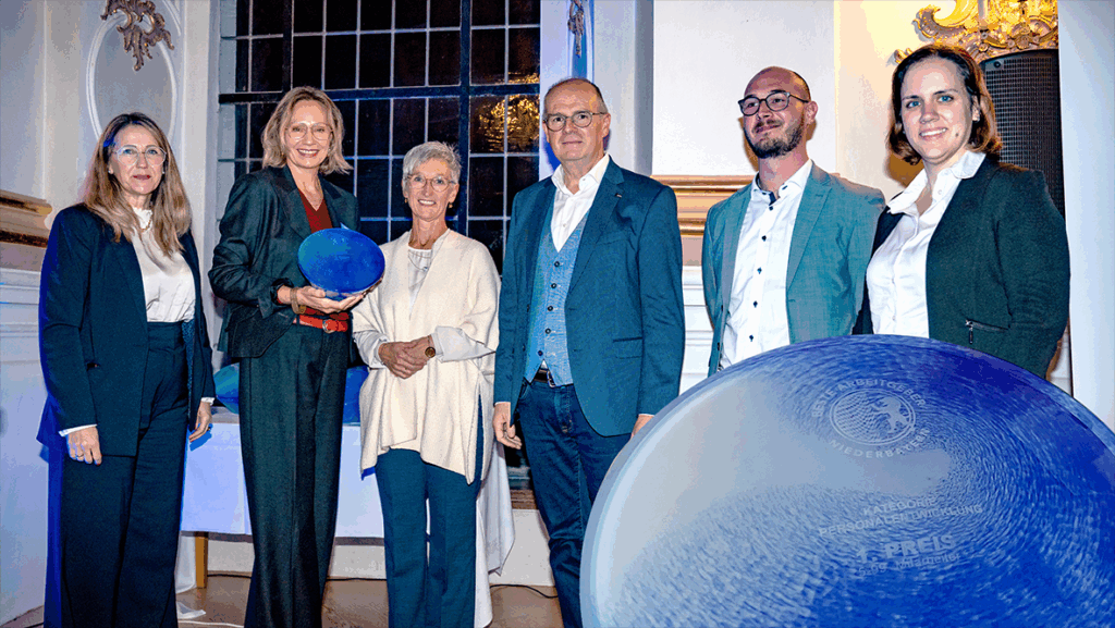 ANTHOLZER - passt immer, Anbieter für Arbeitsbekleidung, Teambekleidung, Workwear bei der Preisverleihung Bester Arbeitgeber Niederbayern in der Kategorie Personalentwicklung (5-99 Mitarbeiter)