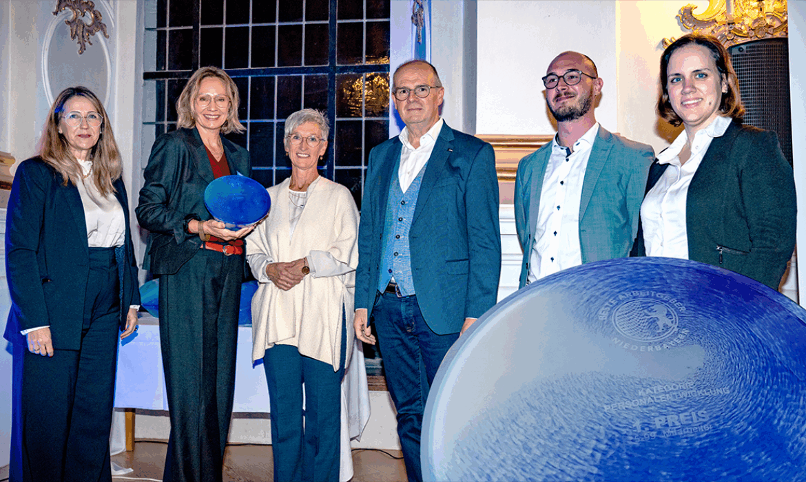 ANTHOLZER - passt immer, Anbieter für Arbeitsbekleidung, Teambekleidung, Workwear bei der Preisverleihung Bester Arbeitgeber Niederbayern in der Kategorie Personalentwicklung (5-99 Mitarbeiter)