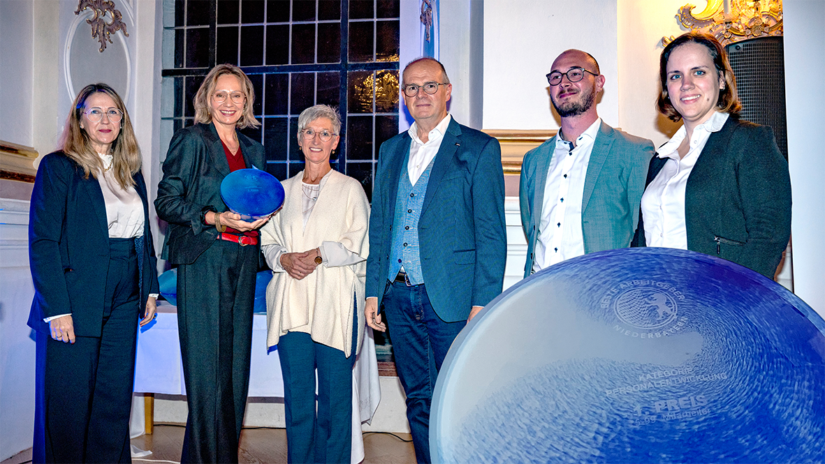 ANTHOLZER - passt immer, Anbieter für Arbeitsbekleidung, Teambekleidung, Workwear bei der Preisverleihung Bester Arbeitgeber Niederbayern in der Kategorie Personalentwicklung (5-99 Mitarbeiter)