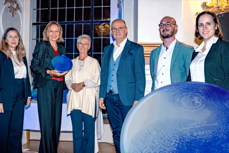 ANTHOLZER - passt immer, Anbieter für Arbeitsbekleidung, Teambekleidung, Workwear bei der Preisverleihung Bester Arbeitgeber Niederbayern in der Kategorie Personalentwicklung (5-99 Mitarbeiter)