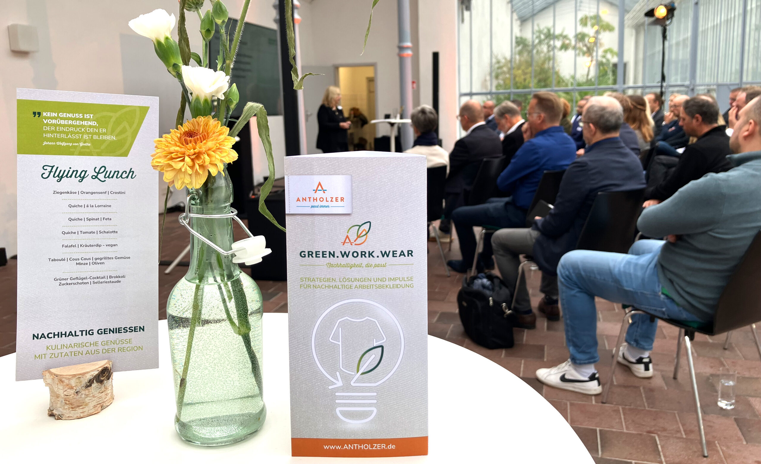 ANTHOLZER Nachhaltigkeitsevent, Besucher auf dem Nachhaltigkeitsevent für Arbeitsbekleidung und Teambekleidung, Kreislaufwirtschaft und Textilrecycling