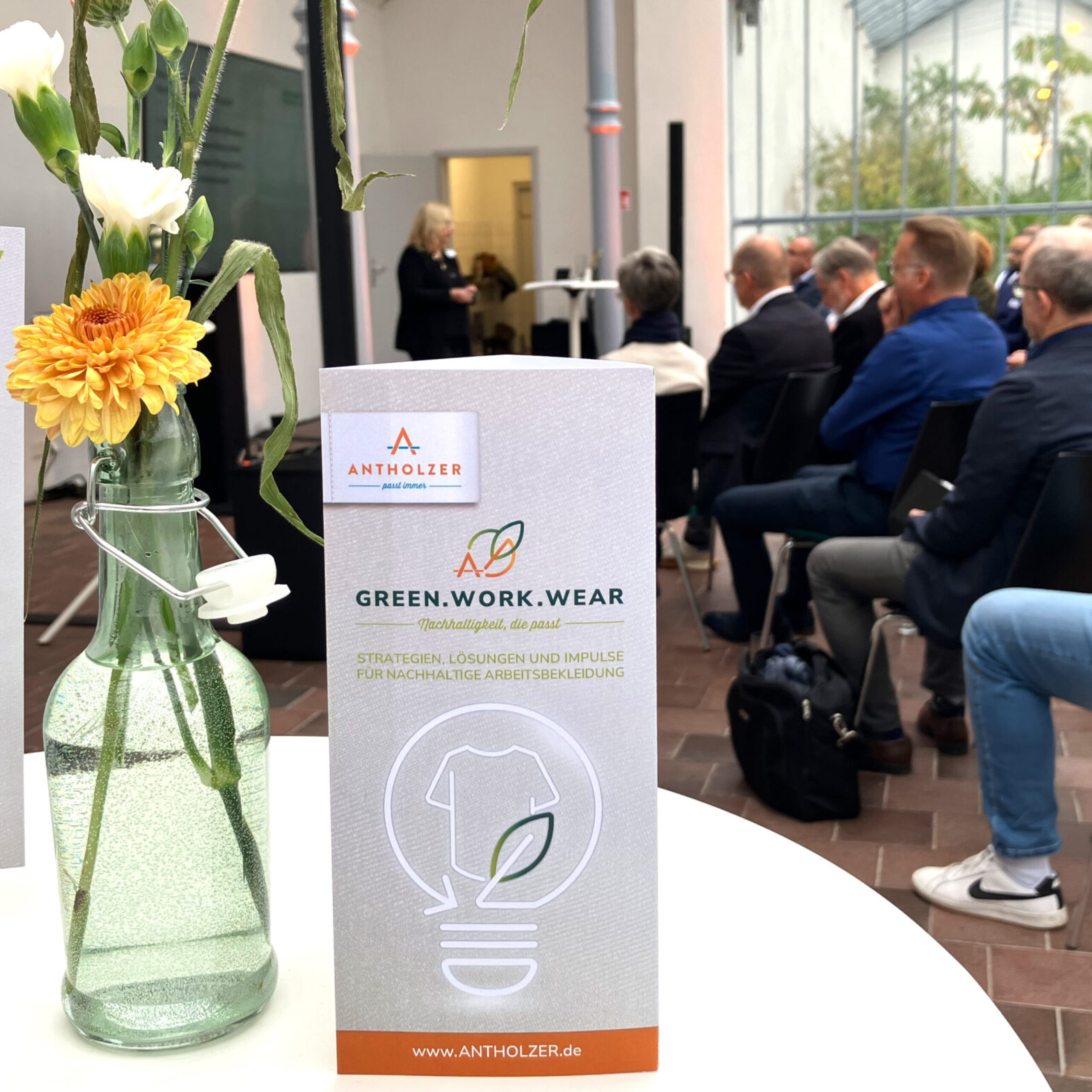 ANTHOLZER Nachhaltigkeitsevent, Besucher auf dem Nachhaltigkeitsevent für Arbeitsbekleidung und Teambekleidung, Kreislaufwirtschaft und Textilrecycling