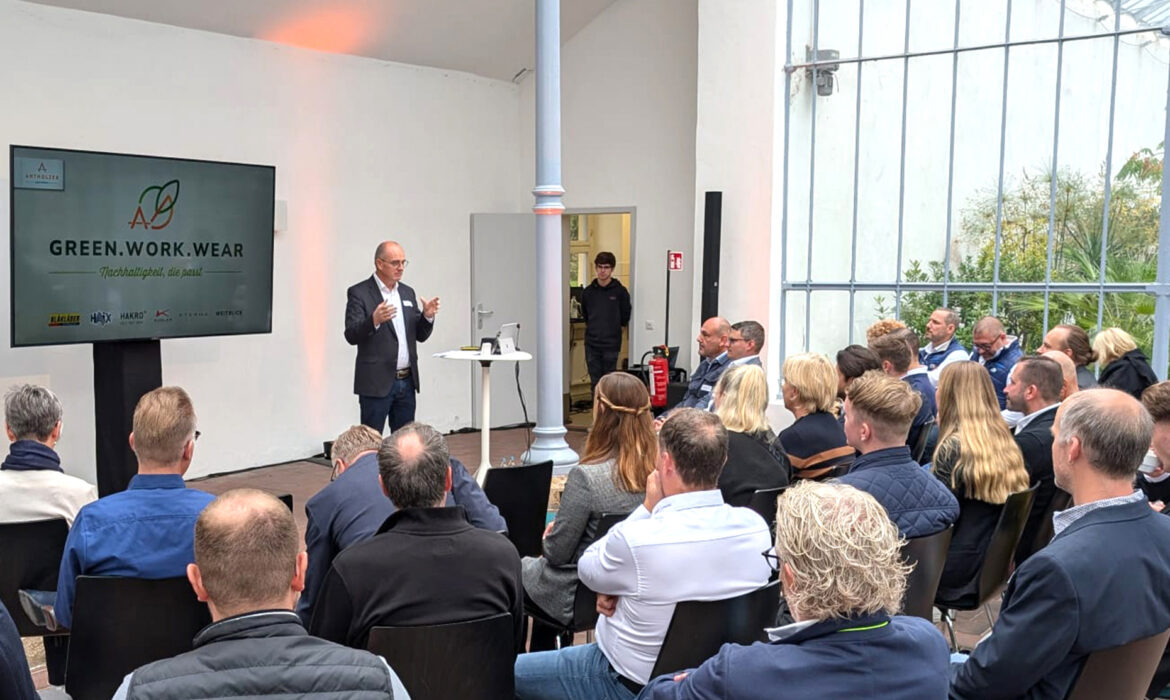 ANTHOLZER GREEN.WORK.WEAR - Nachhaltigkeitsevent, Begrüßung durch Stefan Antholzer auf dem Nachhaltigkeitsevent für Arbeitsbekleidung und Teambekleidung, Kreislaufwirtschaft und Textilrecycling