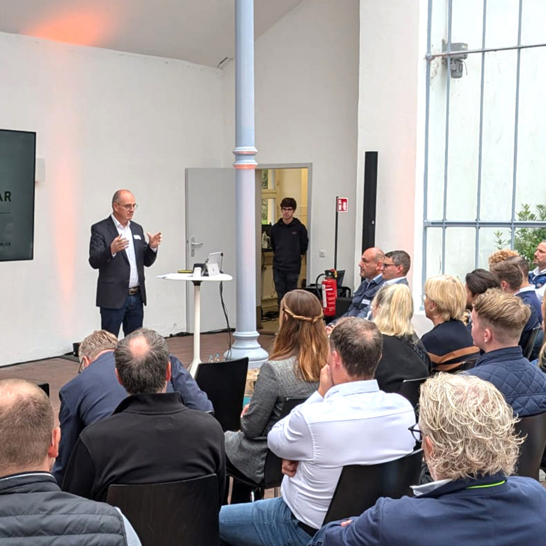 ANTHOLZER GREEN.WORK.WEAR - Nachhaltigkeitsevent, Begrüßung durch Stefan Antholzer auf dem Nachhaltigkeitsevent für Arbeitsbekleidung und Teambekleidung, Kreislaufwirtschaft und Textilrecycling