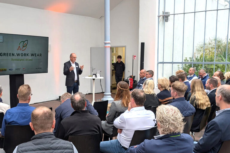 ANTHOLZER GREEN.WORK.WEAR - Nachhaltigkeitsevent, Begrüßung durch Stefan Antholzer auf dem Nachhaltigkeitsevent für Arbeitsbekleidung und Teambekleidung, Kreislaufwirtschaft und Textilrecycling