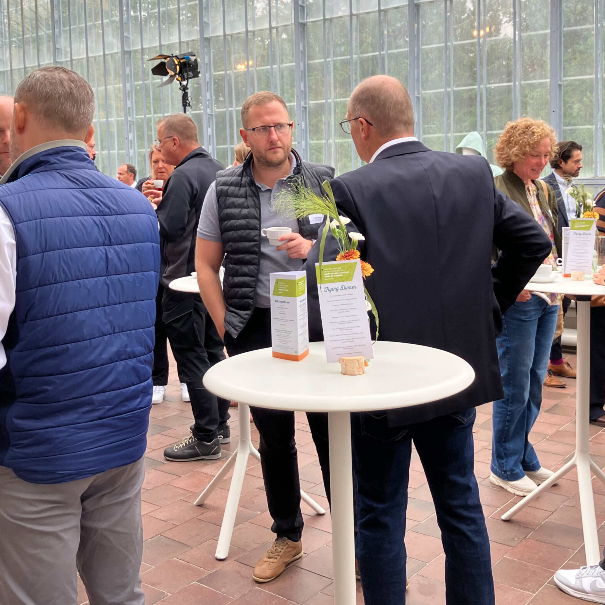 ANTHOLZER GREEN.WORK.WEAR Besucher auf dem Nachhaltigkeitsevent für Arbeitsbekleidung und Teambekleidung, Kreislaufwirtschaft und Textilrecycling