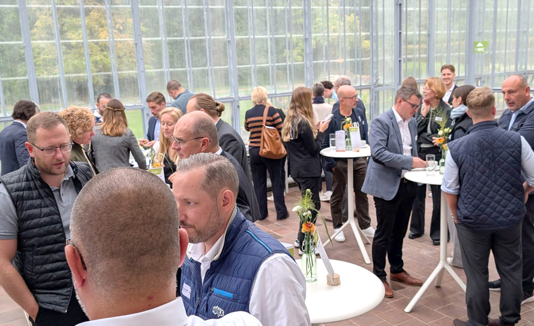 ANTHOLZER GREEN.WORK.WEAR Besucher auf dem Nachhaltigkeitsevent für Arbeitsbekleidung und Teambekleidung, Kreislaufwirtschaft und Textilrecycling