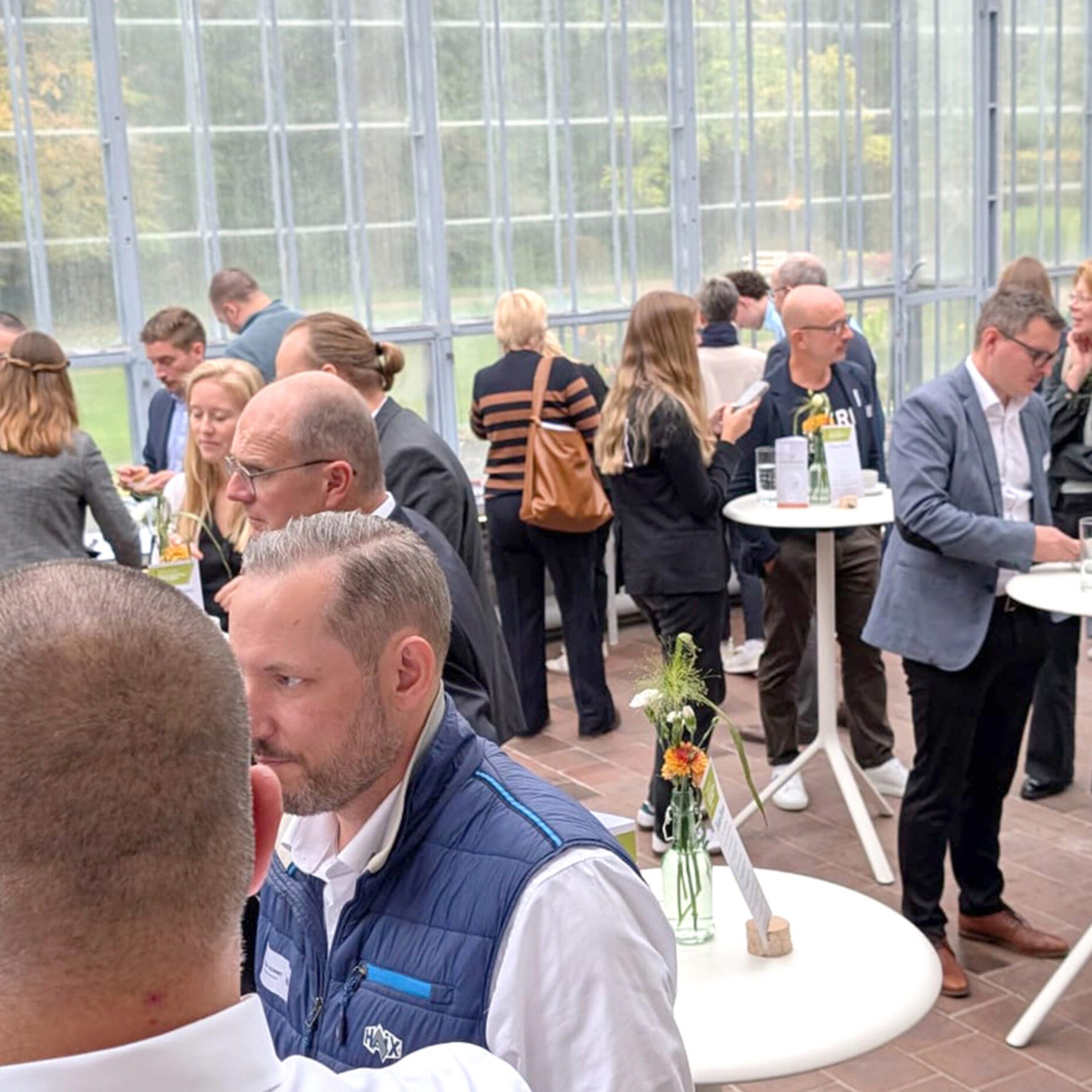 ANTHOLZER GREEN.WORK.WEAR Besucher auf dem Nachhaltigkeitsevent für Arbeitsbekleidung und Teambekleidung, Kreislaufwirtschaft und Textilrecycling