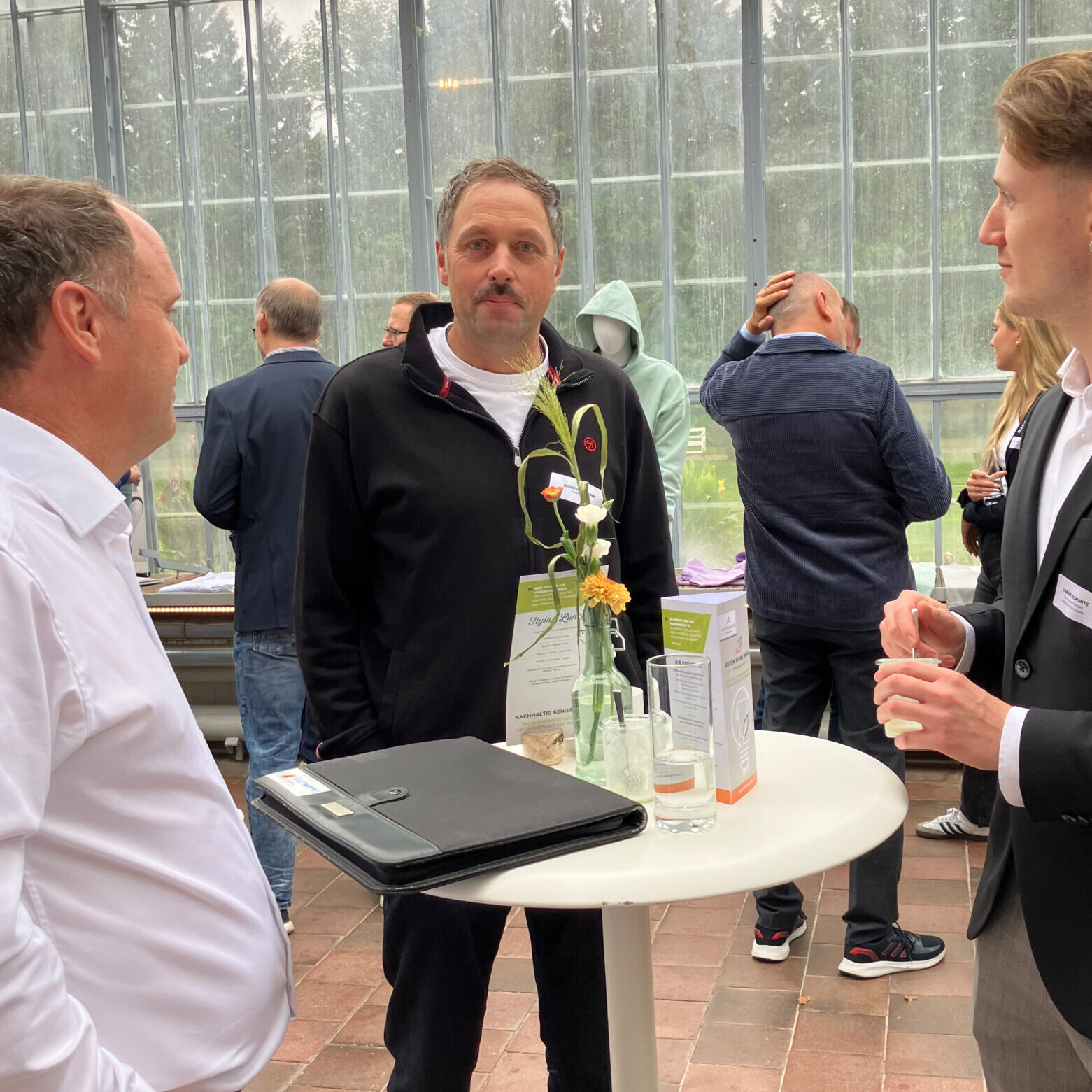 ANTHOLZER GREEN.WORK.WEAR Besucher auf dem Nachhaltigkeitsevent für Arbeitsbekleidung und Teambekleidung, Kreislaufwirtschaft und Textilrecycling