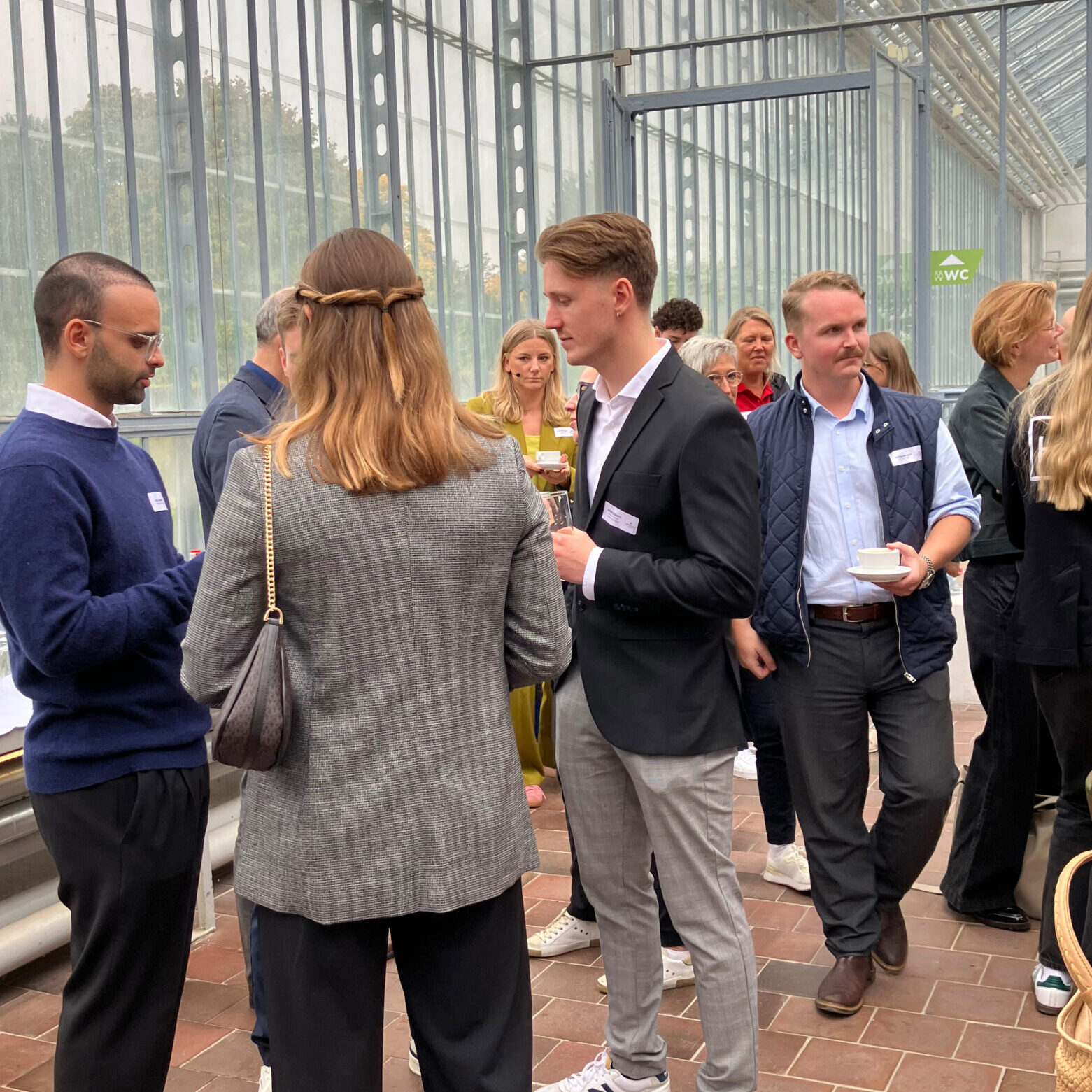 ANTHOLZER GREEN.WORK.WEAR Besucher auf dem Nachhaltigkeitsevent für Arbeitsbekleidung und Teambekleidung, Kreislaufwirtschaft und Textilrecycling