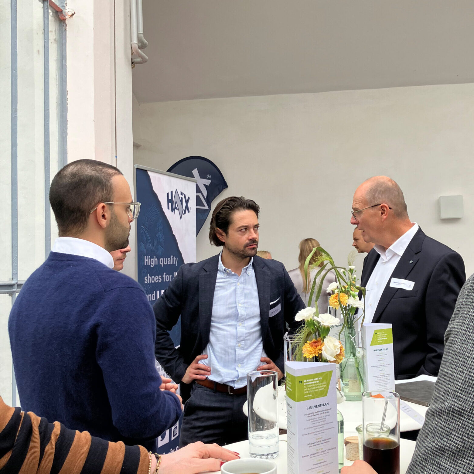 ANTHOLZER GREEN.WORK.WEAR Besucher auf dem Nachhaltigkeitsevent für Arbeitsbekleidung und Teambekleidung, Kreislaufwirtschaft und Textilrecycling