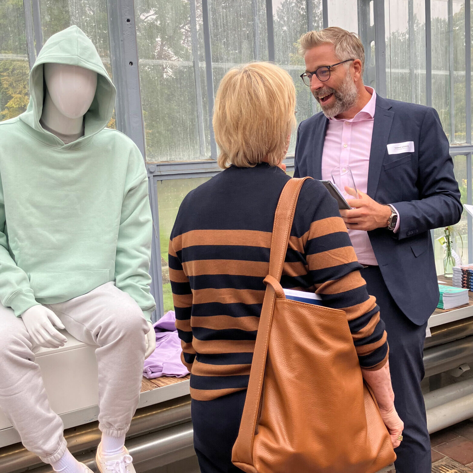 ANTHOLZER GREEN.WORK.WEAR Besucher auf dem Nachhaltigkeitsevent für Arbeitsbekleidung und Teambekleidung, Kreislaufwirtschaft und Textilrecycling