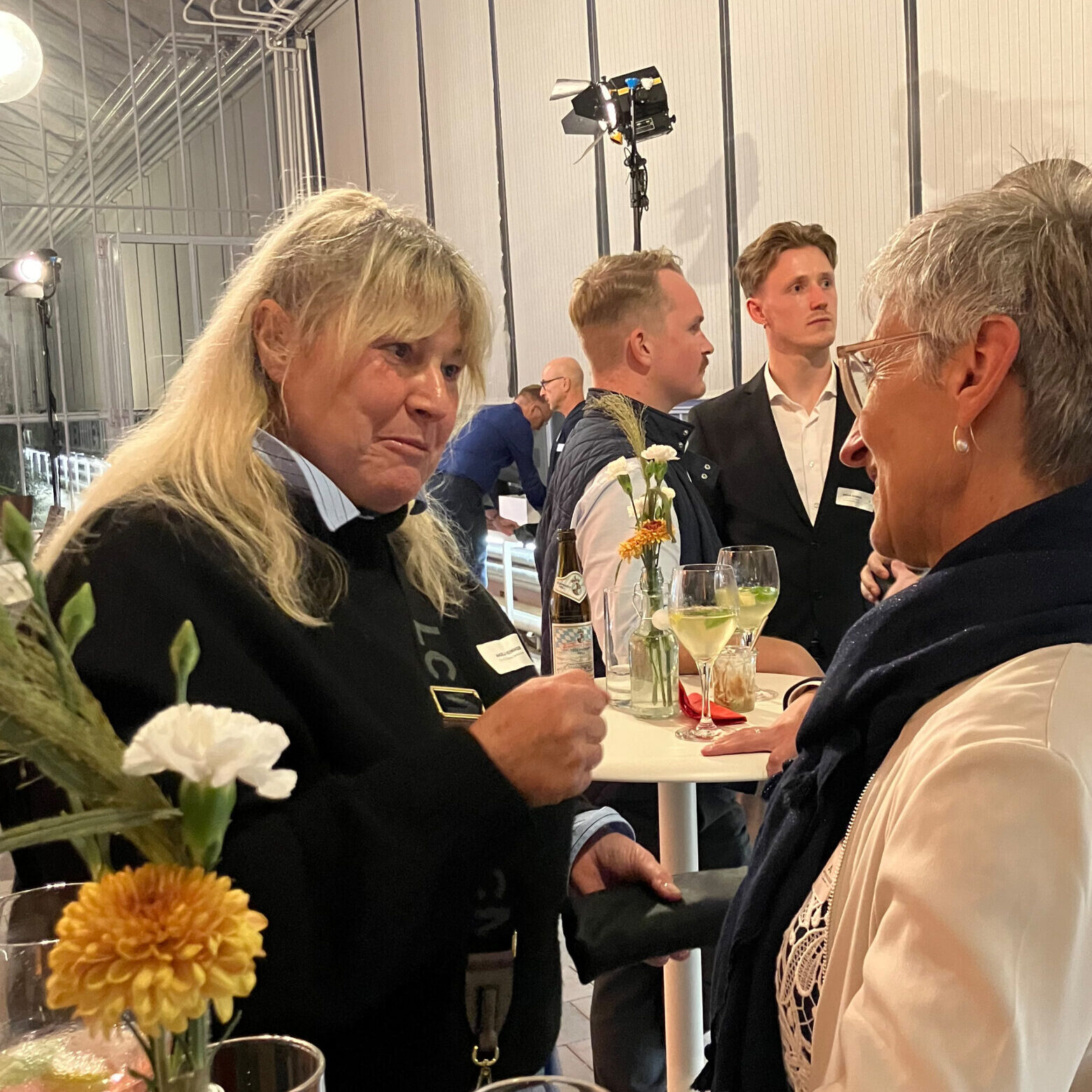 ANTHOLZER GREEN.WORK.WEAR Besucher auf dem Nachhaltigkeitsevent für Arbeitsbekleidung und Teambekleidung, Kreislaufwirtschaft und Textilrecycling