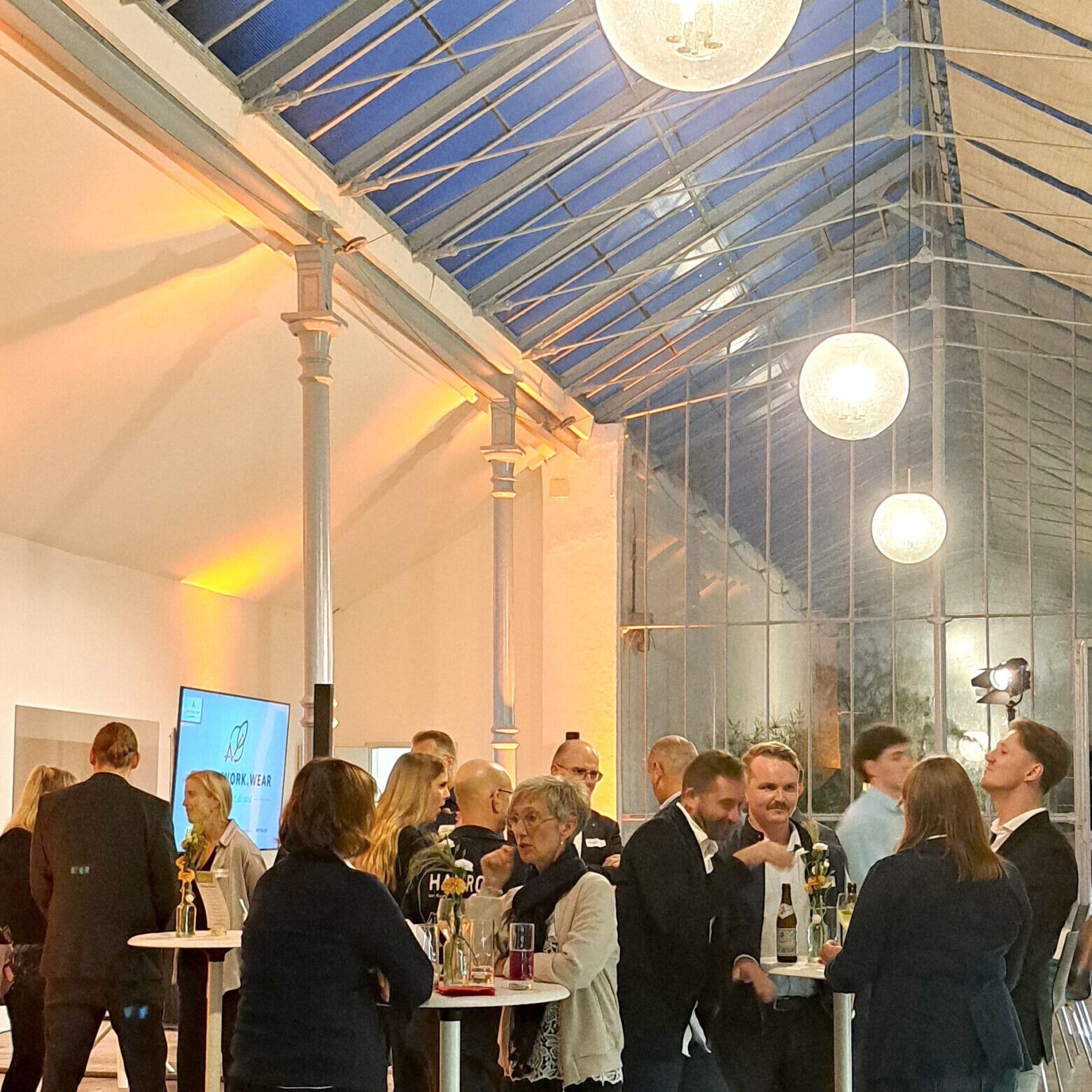 ANTHOLZER GREEN.WORK.WEAR Besucher auf dem Nachhaltigkeitsevent für Arbeitsbekleidung und Teambekleidung, Kreislaufwirtschaft und Textilrecycling