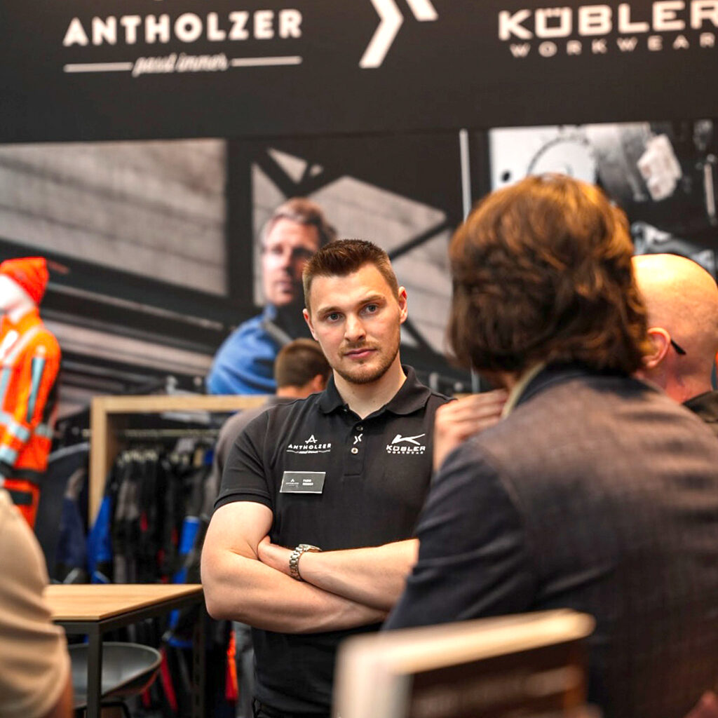 Messstand ANTHOLZER x KÜBLER auf der IFAT 2026, Kundengespräche zum Thema Warnschutzbekleidung Multinorm Arbeitskleidung und B2B-Webshoplösung