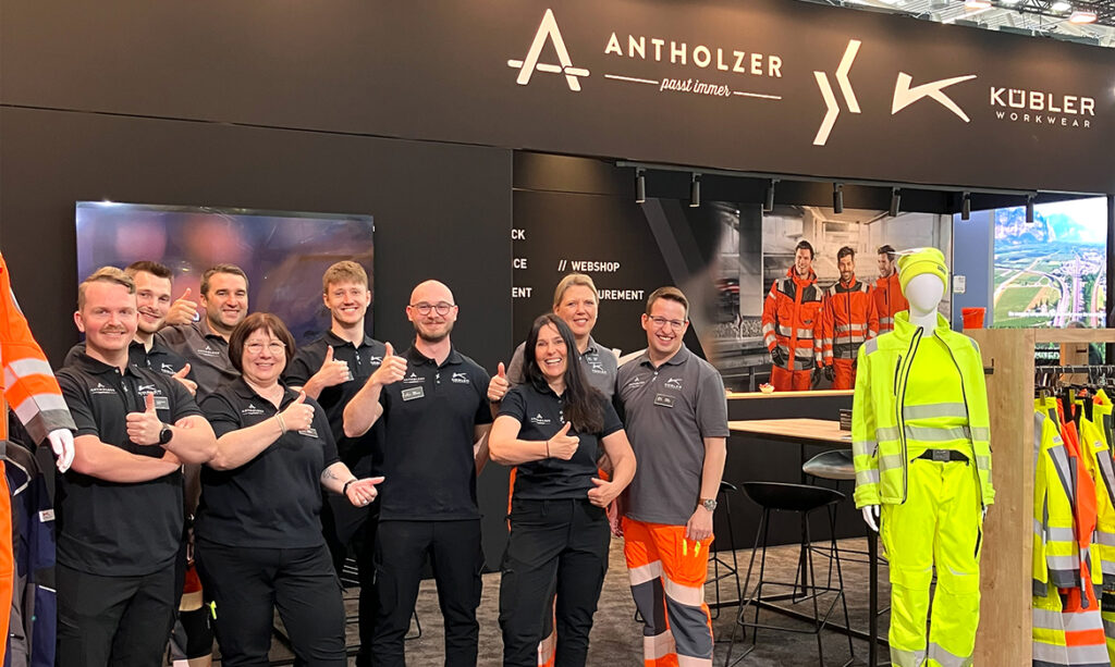 ANTHOLZER X Kübler Workwear Team auf der IFAT Messe 2026 in München, ausgestellt ist Warnschutzbekleidung und Multinorm