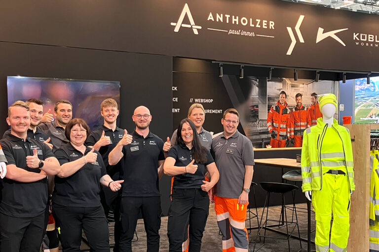 ANTHOLZER X Kübler Workwear Team auf der IFAT Messe 2026 in München, ausgestellt ist Warnschutzbekleidung und Multinorm